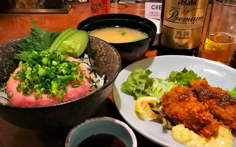 カキフライのついたネギトロ丼